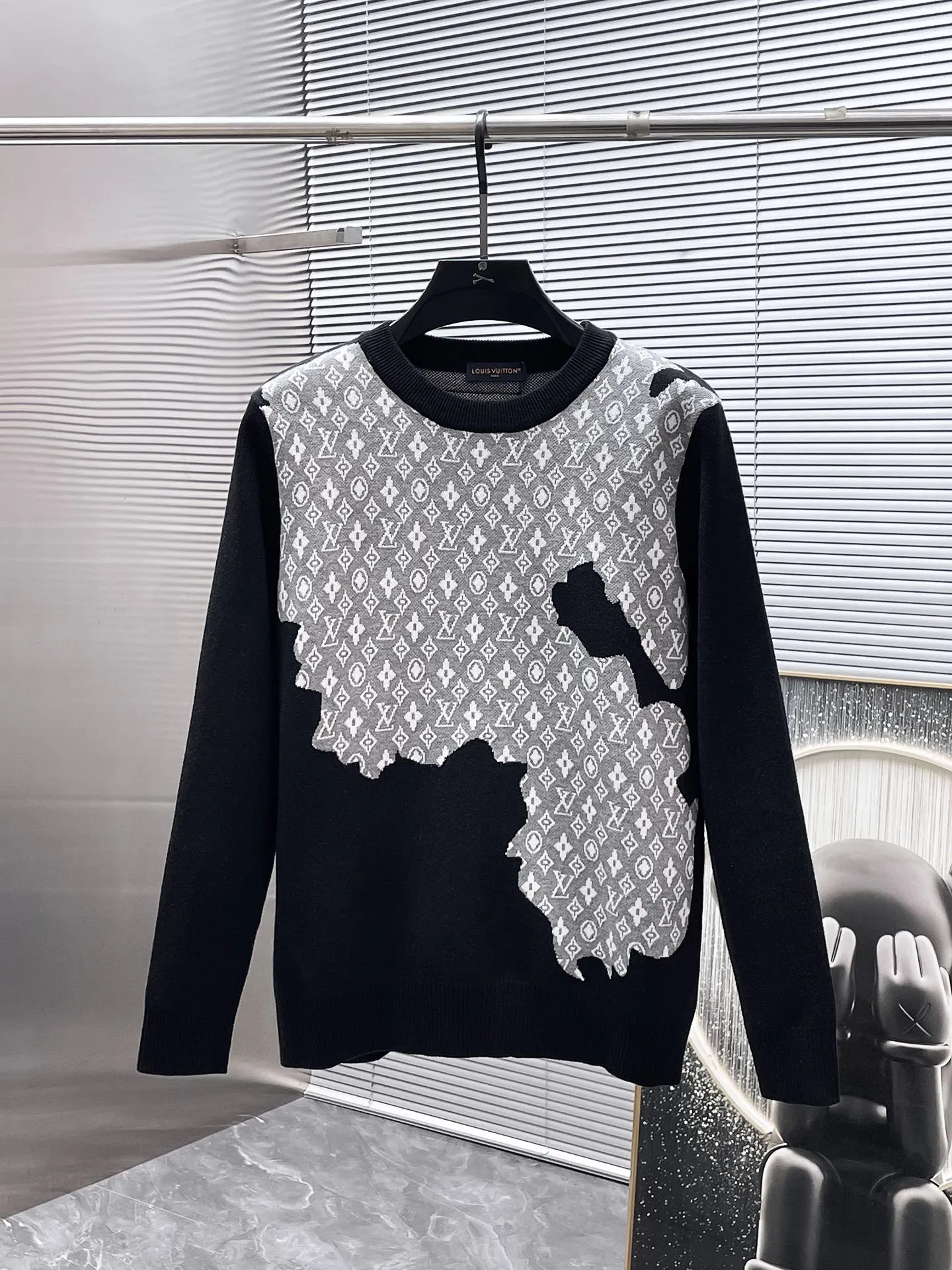 🅿️440 Louis Vuitton LV 2025ss new wool blended round neck long-sleeved sweater cardigan bottoming sweater, high-end version! The custom-made fabrics at the counter are highly breathable and comfortable, with impeccable details and brand element design concepts, reflecting high quality. It feels delicate and soft! It presents a casual cut and the upper body shape is great! 🐉Code size: M-3XL